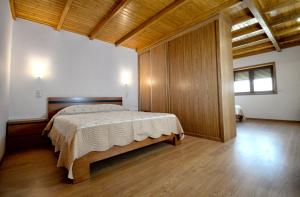 un dormitorio con una cama grande en una habitación en Spacious Villa in Celorico de Basto with Private Pool, en Celorico de Basto 42 fotos más