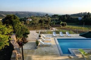 Una piscina con tumbonas y vistas. en Spacious Villa in Celorico de Basto with Private Pool, en Celorico de Basto