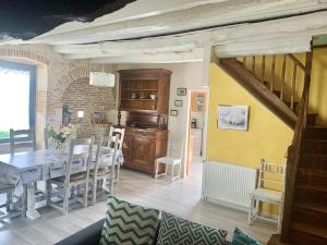 Dapur atau dapur kecil di Maison accueillante à Saint-Géry avec piscine partagée