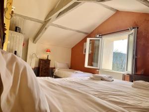 Katil atau katil-katil dalam bilik di Maison accueillante à Saint-Géry avec piscine partagée +14 gambar