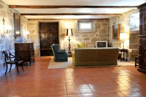 uma sala de estar com um sofá e cadeiras em 6 bedrooms villa with private pool furnished garden and wifi at Santo Tirso em Santo Tirso