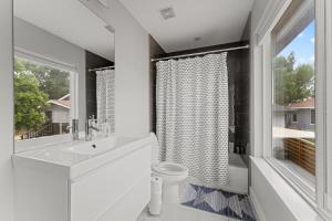uma casa de banho com um lavatório, um WC e uma janela. em Detached 1 Bed 1 Bath In-law Suite 3 miles from Downtown! em Austin