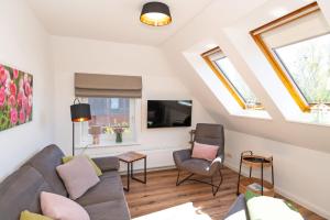 una sala de estar con un sofá y dos sillas en Bauernhaus Wohnung 1, en Bojendorf 10 fotos más