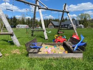 einen Spielplatz mit Spielzeug auf einer Schaukel in der Unterkunft Z sercem w Bieszczady in Dwernik