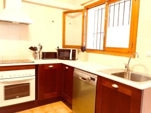 Kitchen o kitchenette sa 3 bedrooms house with shared pool furnished terrace and wifi at Sant Joan d'Alacant 1 km away from the beach