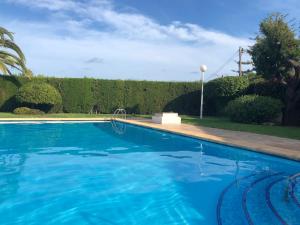 エル・カンページョにある3 bedrooms house with shared pool furnished terrace and wifi at Sant Joan d'Alacant 1 km away from the beachの庭の青い水のスイミングプール