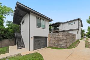 uma casa com uma garagem com uma grande janela em Detached 1 Bed 1 Bath In-law Suite 3 miles from Downtown! em Austin