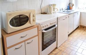 Dapur atau dapur kecil di Cozy Home In Lestre With Wifi