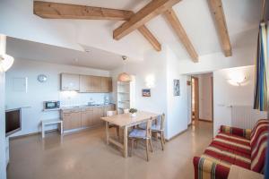A kitchen or kitchenette at Apparthotel Feldhof - Living and Bistro
