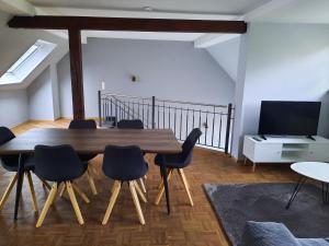 een eetkamer met een houten tafel en stoelen bij Wohnung in Bad Lippspringe in Bad Lippspringe