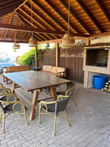 einen Holztisch und Stühle auf einer Terrasse in der Unterkunft Mama Yé in Lodero