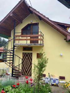 una casa con balcone sul lato di Vila Venera a Velingrad