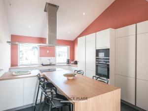 Kuchyňa alebo kuchynka v ubytovaní Maison avec Garage & WIFI au Centre des Sables-d'Olonne - FR-1-197-565