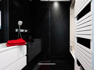 Kúpeľňa v ubytovaní Maison avec Garage & WIFI au Centre des Sables-d'Olonne - FR-1-197-565 + 27 fotografií