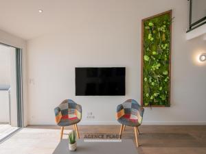 Televízia a/alebo spoločenská miestnosť v ubytovaní Maison avec Garage & WIFI au Centre des Sables-d'Olonne - FR-1-197-565