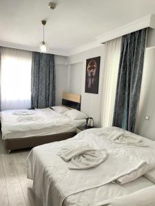 Habitación de hotel con 2 camas y ventana en Ece Han Butik Otel en Atakum