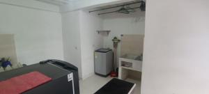 um quarto com um frigorífico num quarto branco em Apartamento con 2 Habitaciónes 