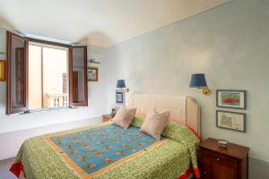 un dormitorio con una cama y una ventana en CuccurucuMare- suite apartment, en Castagneto Carducci 22 fotos más