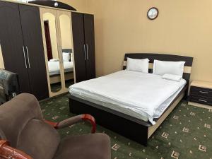 Una cama o camas en una habitación de SARVAR