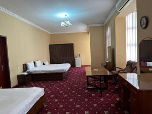 Una cama o camas en una habitación de SARVAR