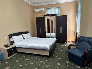 Una cama o camas en una habitación de SARVAR