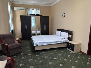 Una cama o camas en una habitación de SARVAR