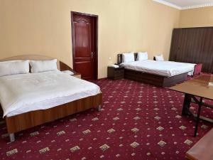Una cama o camas en una habitación de SARVAR