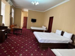 Una cama o camas en una habitación de SARVAR