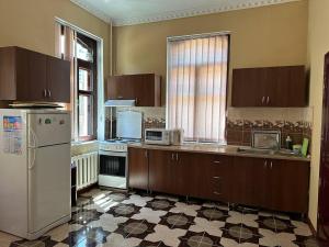 Una cocina o cocineta en SARVAR