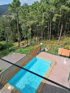 una piscina en el balcón de una casa en 3 bedrooms villa with private pool and wifi at Outes Tavilo 1 km away from the beach en Serantes