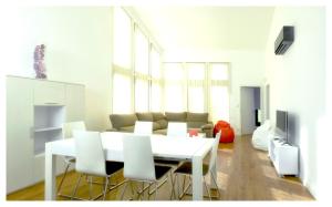 Et tv og/eller underholdning på Elegant Villa in Outes with Pool