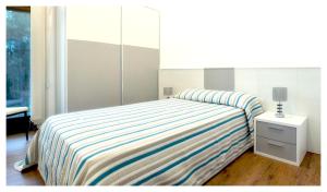 En eller flere senge i et værelse på Elegant Villa in Outes with Pool