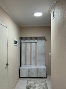 Habitación con una gran pantalla de mármol en la pared. en Элитная новая квартира в Туркестане 2 en Türkistan