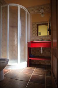 bagno con doccia e lavandino rosso di One bedroom appartement with wifi at Alcantara ad Alcántara