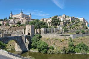 un ponte su un fiume di fronte a una città di One bedroom appartement with wifi at Alcantara ad Alcántara