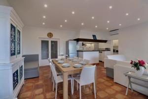 a kitchen and dining room with a table and chairs at Villa des Fontenelles in La Croix-Valmer
