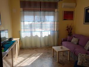 マイオーリにあるApartement SoleMarのリビングルーム(紫色のソファ、窓付)