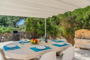 Ресторан / где поесть в 3 bedrooms villa at Port de Pollenca 500 m away from the beach with private pool jacuzzi and garden