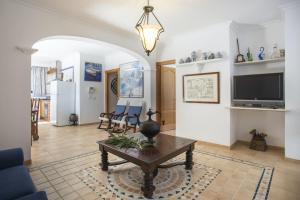 Гостиная зона в 3 bedrooms villa at Port de Pollenca 500 m away from the beach with private pool jacuzzi and garden