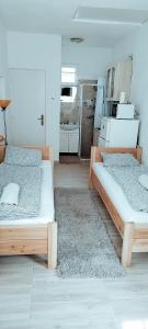 Cama o camas de una habitación en Napfény Apartmanház Balatonberény