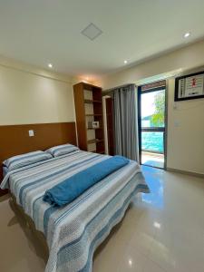 Ein Bett oder Betten in einem Zimmer der Unterkunft Apartamento LUXO no Porto Real Resort ao lado da praia
