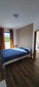 Voodi või voodid majutusasutuse WellSituated 1 Bedroom Condo in Warsaw toas