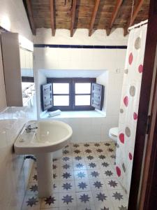 ein Bad mit einem Waschbecken und einem WC in der Unterkunft 7 bedrooms villa with private pool furnished garden and wifi at Malaga in Málaga