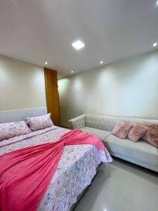 מיטה או מיטות בחדר ב-Apartamento LUXO no Porto Real Resort ao lado da praia