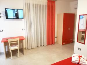 Μια τηλεόραση ή/και κέντρο ψυχαγωγίας στο Charming Apartment in Villaggio Resta, 36 sqm with Sea View