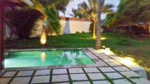 una pequeña piscina en un patio con luces en 4 bedrooms villa with private pool enclosed garden and wifi at Mahebourg 1 km away from the beach, en Mahébourg