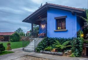 Casa azul con escaleras y ventana en Vistas al Valle, en Oreña