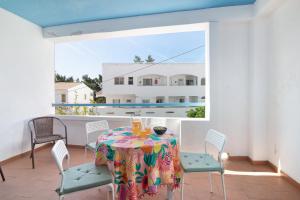 een eetkamer met een tafel en stoelen op een balkon bij Mar azul 3 in Albufeira