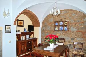 comedor con mesa y pared de piedra en 3 bedrooms house with enclosed garden and wifi at Anora, en Anora