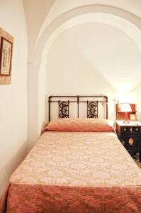 a bedroom with a bed with an orange bedspread at Charming House in Añora with Garden in Anora